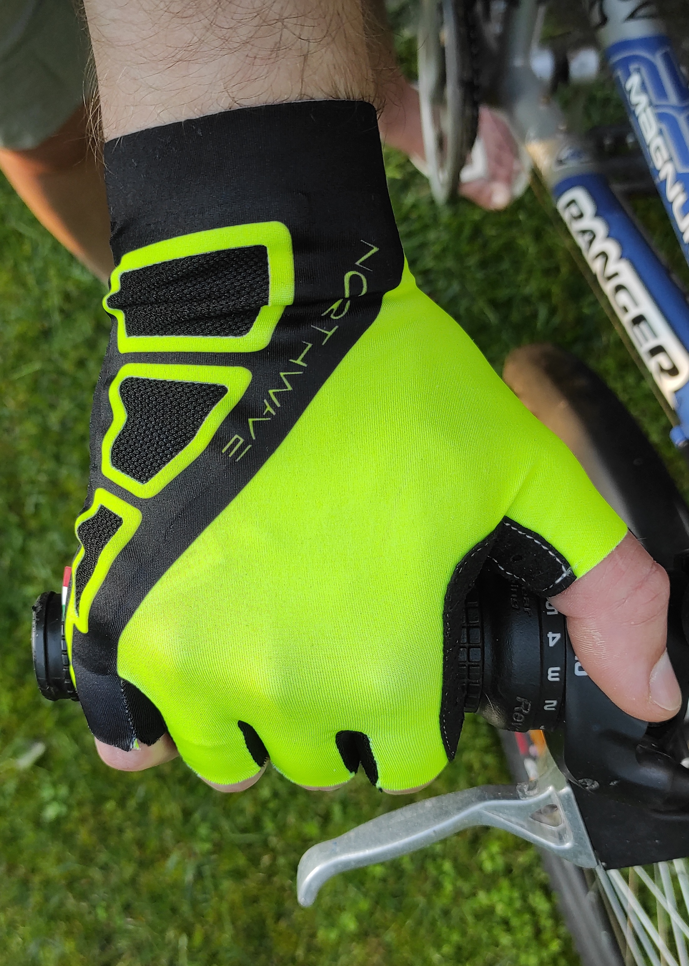 Велоперчатки NORTHWAVE C89142002 YELLOW FLUO L Велоперчатки NORTHWAVE C89142002 YELLOW FLUO L
